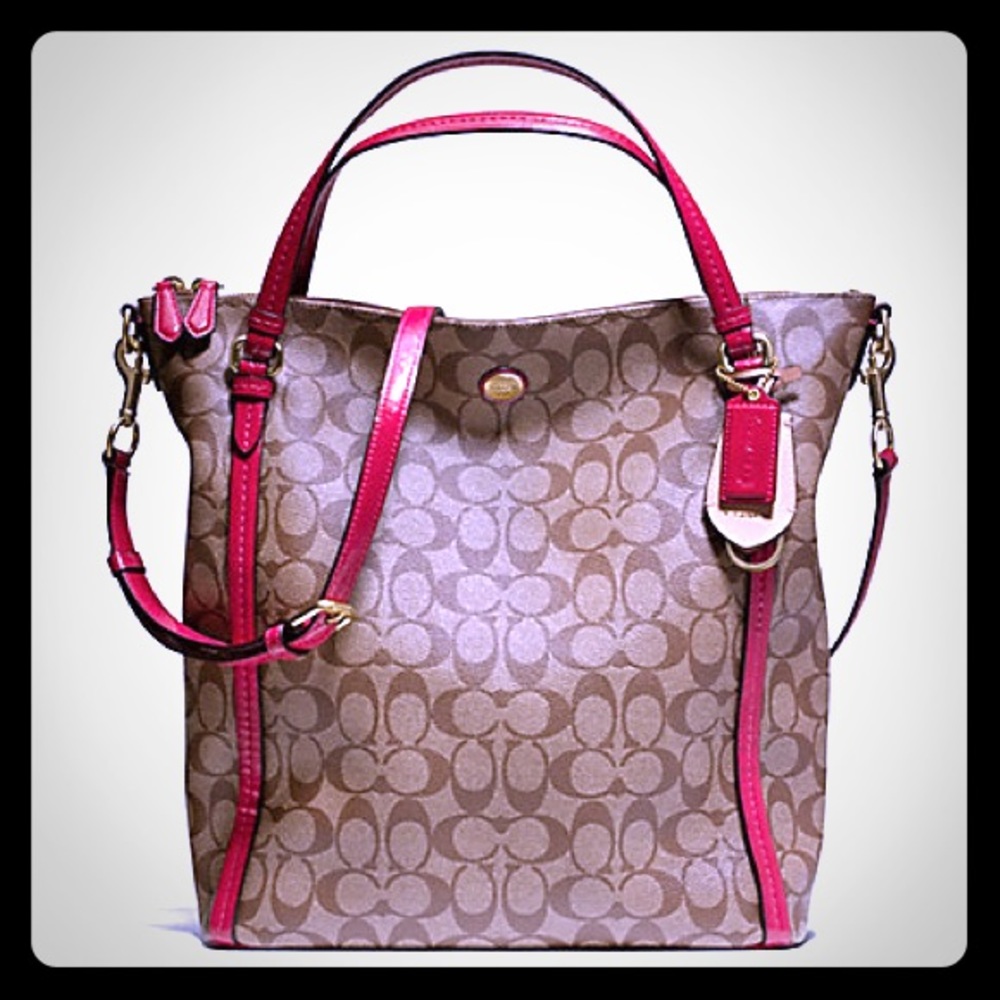PEYTON SIGNATURE CONVSHOULDER BAG (COACH F24601)